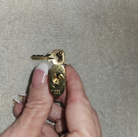 AUTHENTIC LOUIS VUITTON NEW LOCK AND KEY, NUMBER 322. AND INCLUDE GOLD P. CHAIN - Picture 10 of 13